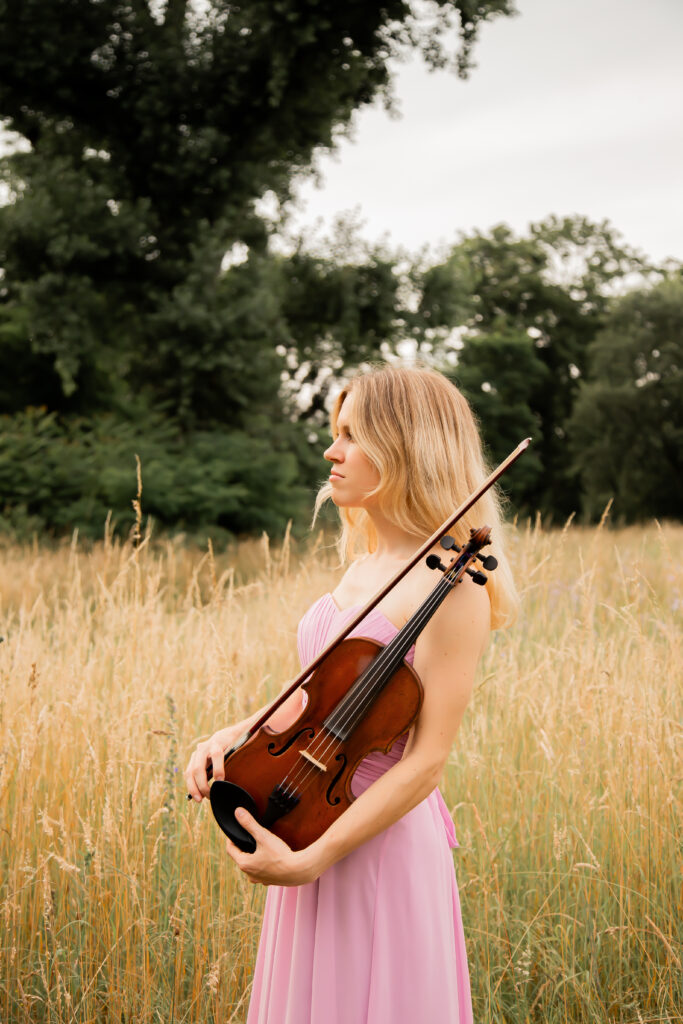 Inmitten der Natur rund um Karlsruhe spielt diese Violinistin elegante Musik, die perfekt zu Hochzeiten und besonderen Events passt.