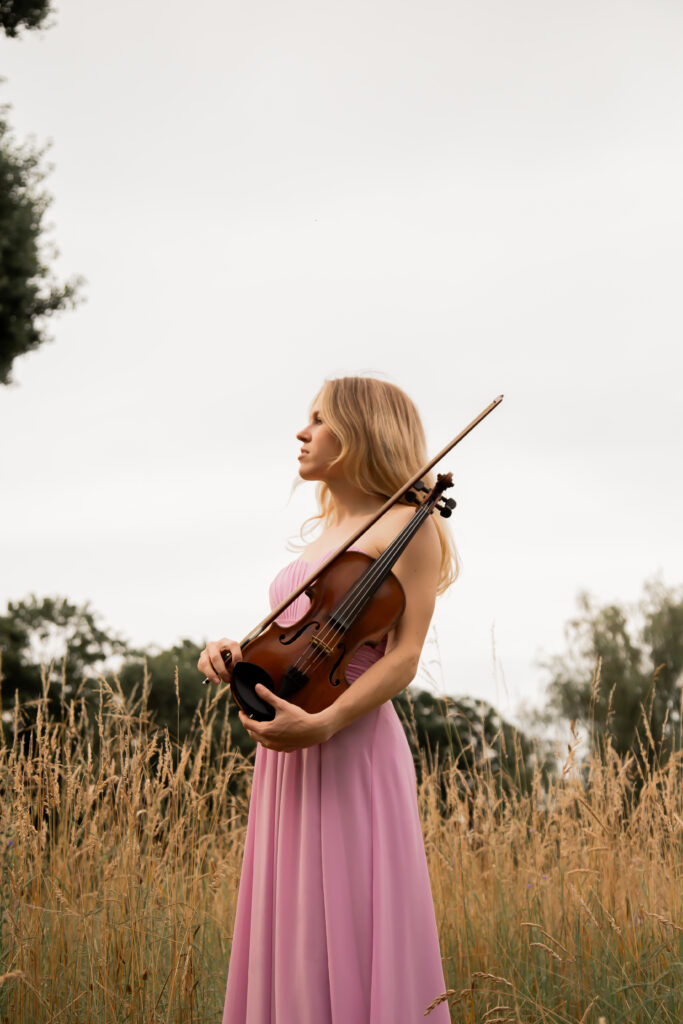 Diese Violinistin sorgt in der malerischen Natur rund um Karlsruhe mit ihrer Musik für eine elegante Atmosphäre, ideal für Hochzeiten und besondere Events