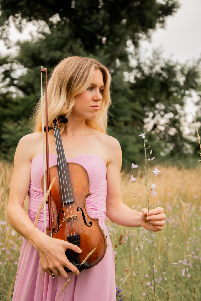 Diese Violinistin spielt in der wunderschönen Natur rund um Karlsruhe und bringt mit ihrer Musik eine elegante Atmosphäre für Hochzeiten und Events.