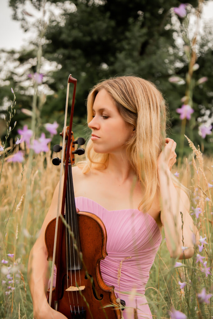 Diese talentierte Violinistin spielt in der idyllischen Natur rund um Karlsruhe und schafft eine elegante Atmosphäre für Hochzeiten und besondere Events.