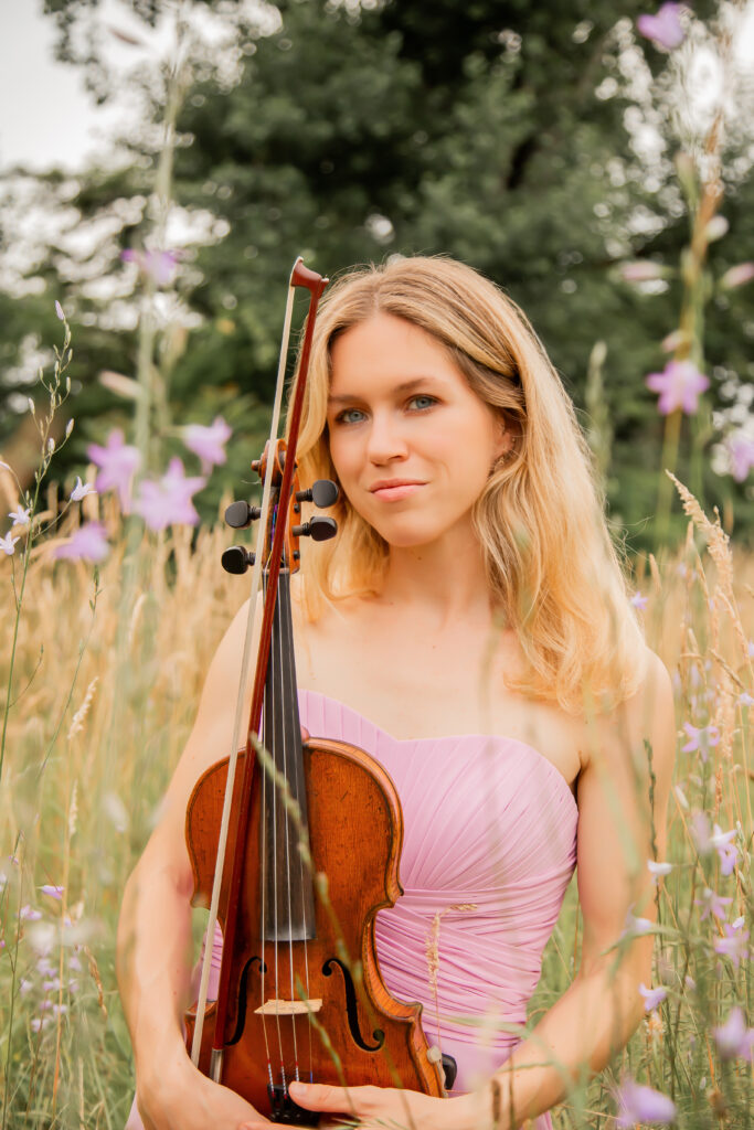 Diese Violinistin spielt in der malerischen Natur rund um Karlsruhe und sorgt für eine elegante und romantische Atmosphäre bei Hochzeiten und anderen besonderen Events.