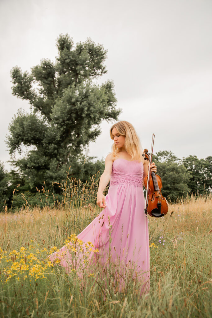 Diese talentierte Violinistin spielt in der Natur und schafft eine wunderschöne Atmosphäre für Hochzeiten und Events. Perfekt für unvergessliche musikalische Momente
