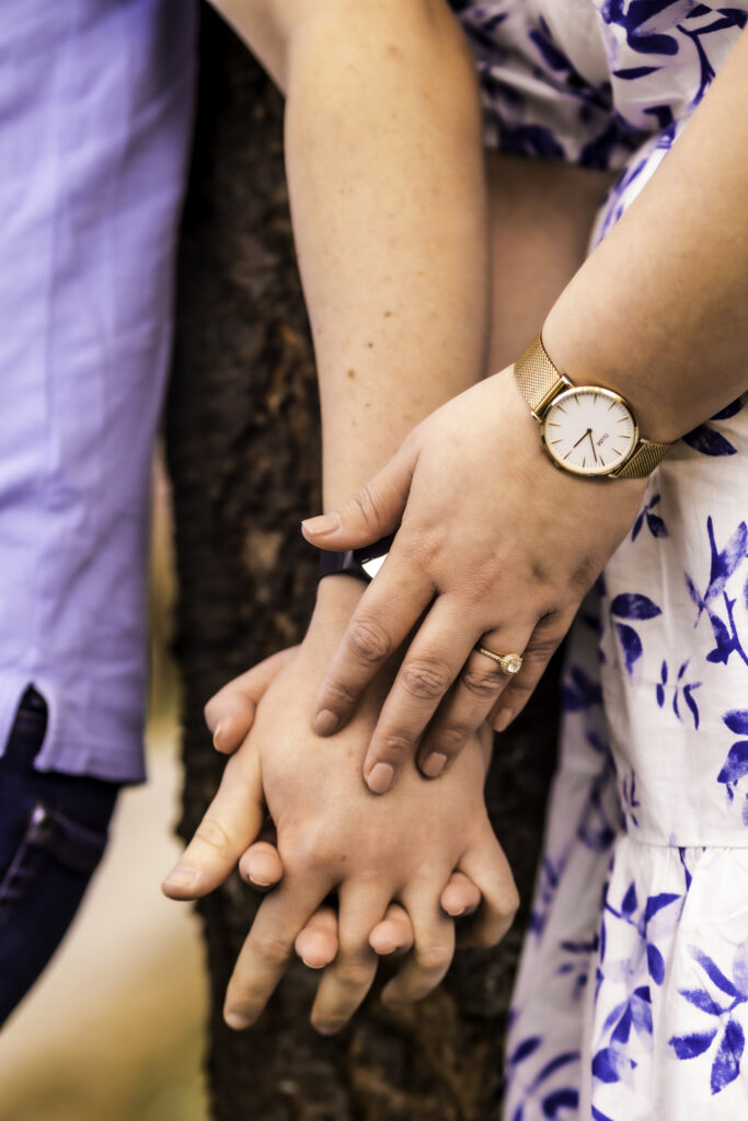 Romantisches Pärchenshooting im Kirschblütenmeer in Karlsruhe während der Sakura-Blütezeit. Perfekte Save the Date Bilder für eure Hochzeitskarten, Verlobungsshooting und Kennenlernshooting für die Hochzeitsfotografie