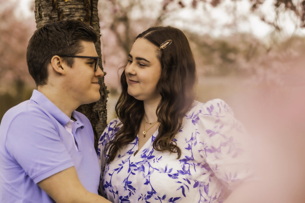 Romantisches Pärchenshooting im Kirschblütenmeer in Karlsruhe während der Sakura-Blütezeit. Perfekte Save the Date Bilder für eure Hochzeitskarten, Verlobungsshooting und Kennenlernshooting für eure Hochzeitsfotografie