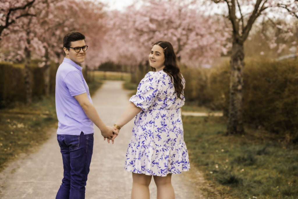 Romantisches Pärchenshooting im Kirschblütenmeer in Karlsruhe während der Sakura-Blütezeit. Perfekte Save the Date Bilder für eure Hochzeitskarten, Verlobungsshooting und Kennenlernshooting für eure Hochzeitsfotografie
