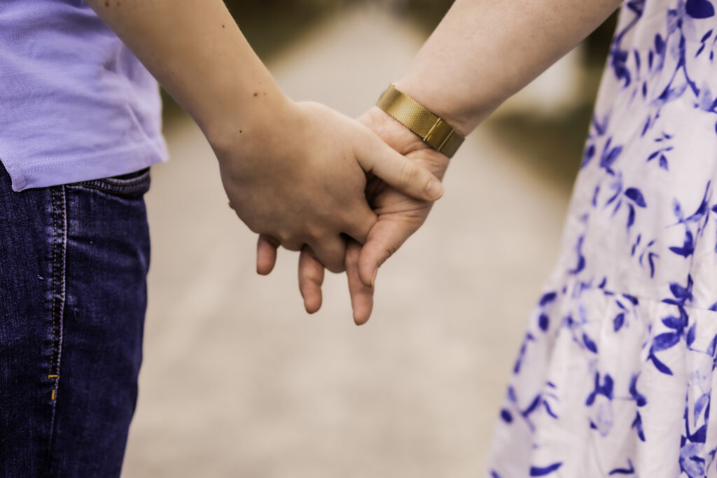 Romantisches Pärchenshooting im Kirschblütenmeer in Karlsruhe während der Sakura-Blütezeit. Perfekte Frühlings-Save the Date Bilder für eure Hochzeitskarten, Kennenlernshooting für Hochzeitsfotografie und Verlobungsshooting.