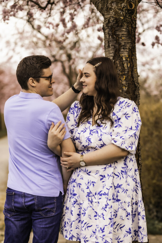 Romantisches Pärchenshooting im Kirschblütenmeer in Karlsruhe während der Sakura-Blütezeit. Perfekte Frühlings-Save the Date Bilder für eure Hochzeitskarten und Kennenlernshooting für die Hochzeitsfotografie