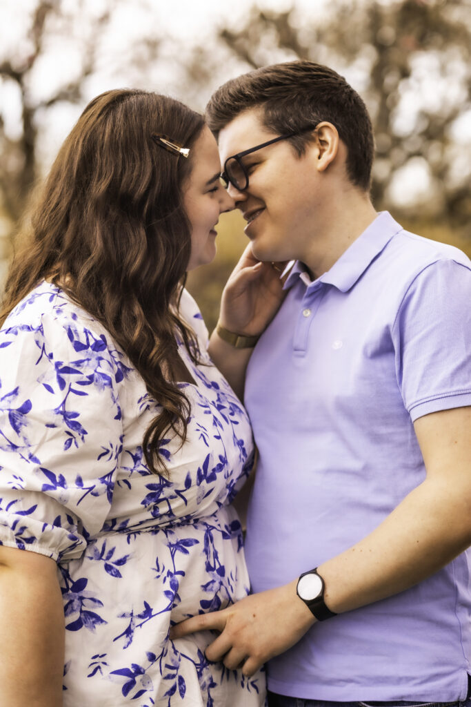 Romantisches Pärchenshooting im Kirschblütenmeer in Karlsruhe während der Sakura-Blütezeit. Perfekte Frühlings-Save the Date Bilder für eure Hochzeitskarten.
