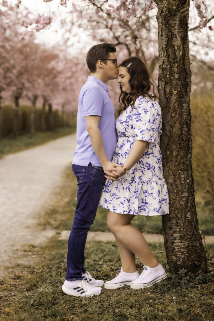 Romantisches Pärchenshooting im Kirschblütenmeer in Karlsruhe während der Sakura-Blütezeit. Perfekte ‚Save the Date‘ Bilder für eure Hochzeitskarten