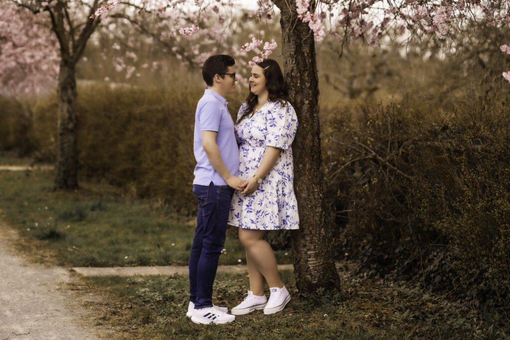 Romantisches Pärchenshooting inmitten des Kirschblütenmeers in Karlsruhe während der Sakura-Blütezeit – perfekte ‚Save the Date‘ Fotos für eure Hochzeitskarten