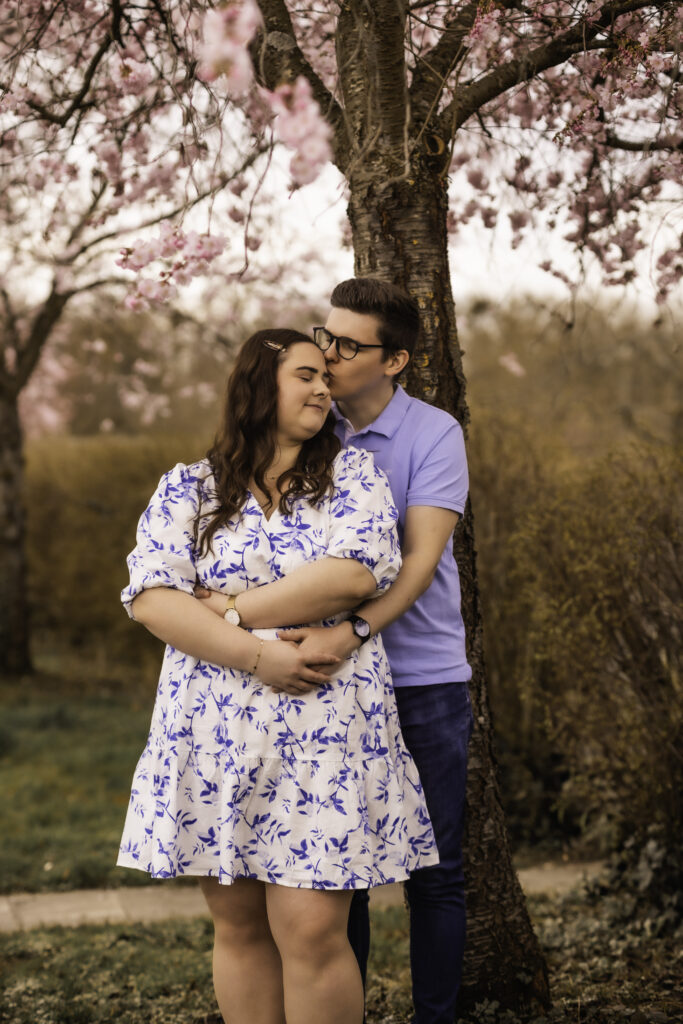 Romantisches Pärchenshooting inmitten des Kirschblütenmeers in Karlsruhe während der Sakura-Blütezeit. Perfekte ‚Save the Date‘ Bilder für eure Hochzeitskarten