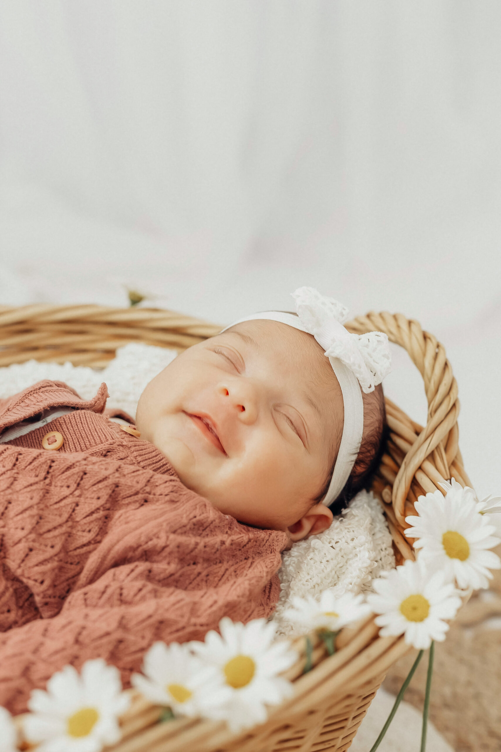 „Newbornshooting in Karlsruhe – natürliche Babyfotografie im Studio oder als Homestory bei euch zu Hause“