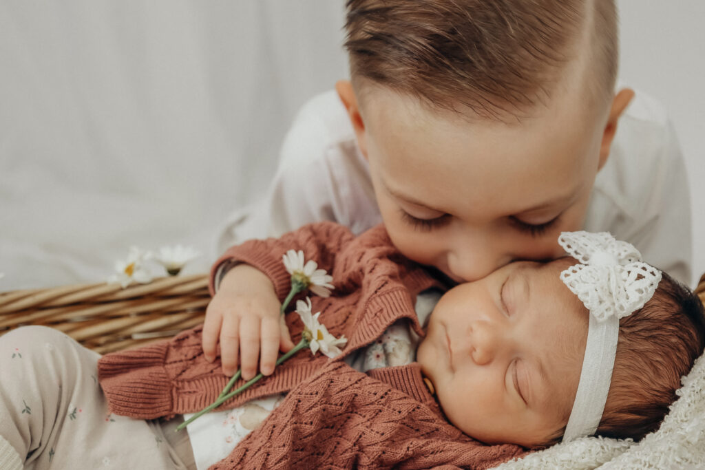 „Neugeborenenfotografie Karlsruhe – liebevolle Babyshootings im Studio oder als Homestory bei euch zu Hause“