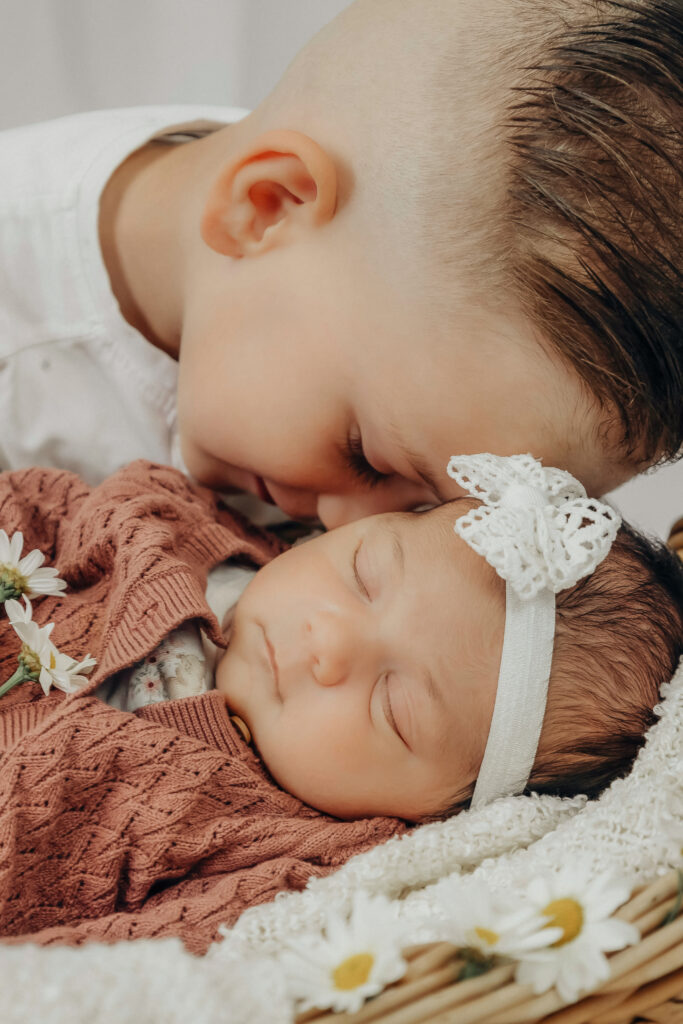 „Babyfotografie Karlsruhe – Newbornshooting im Studio oder als Homestory bei euch zu Hause“