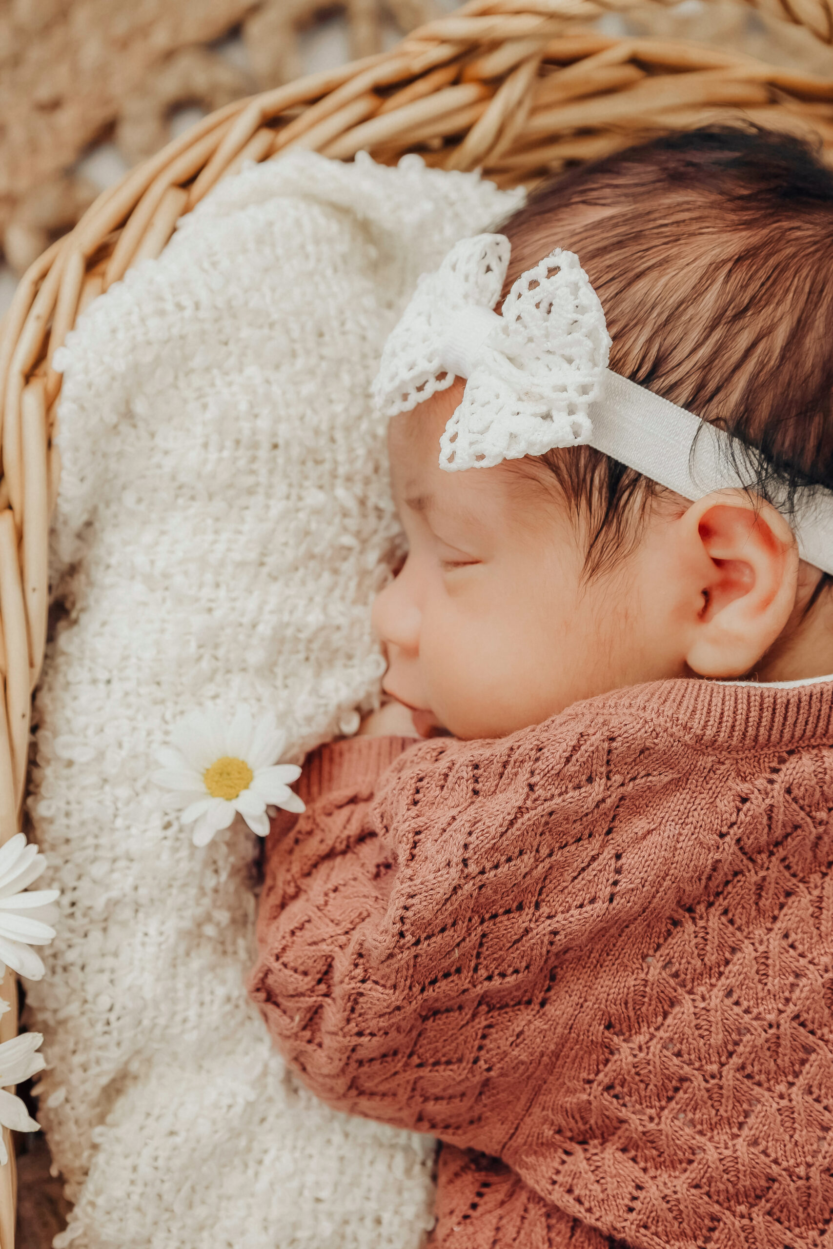 „Newbornfotografie in Karlsruhe – liebevolle Babybilder im Studio oder als Homestory zu Hause“