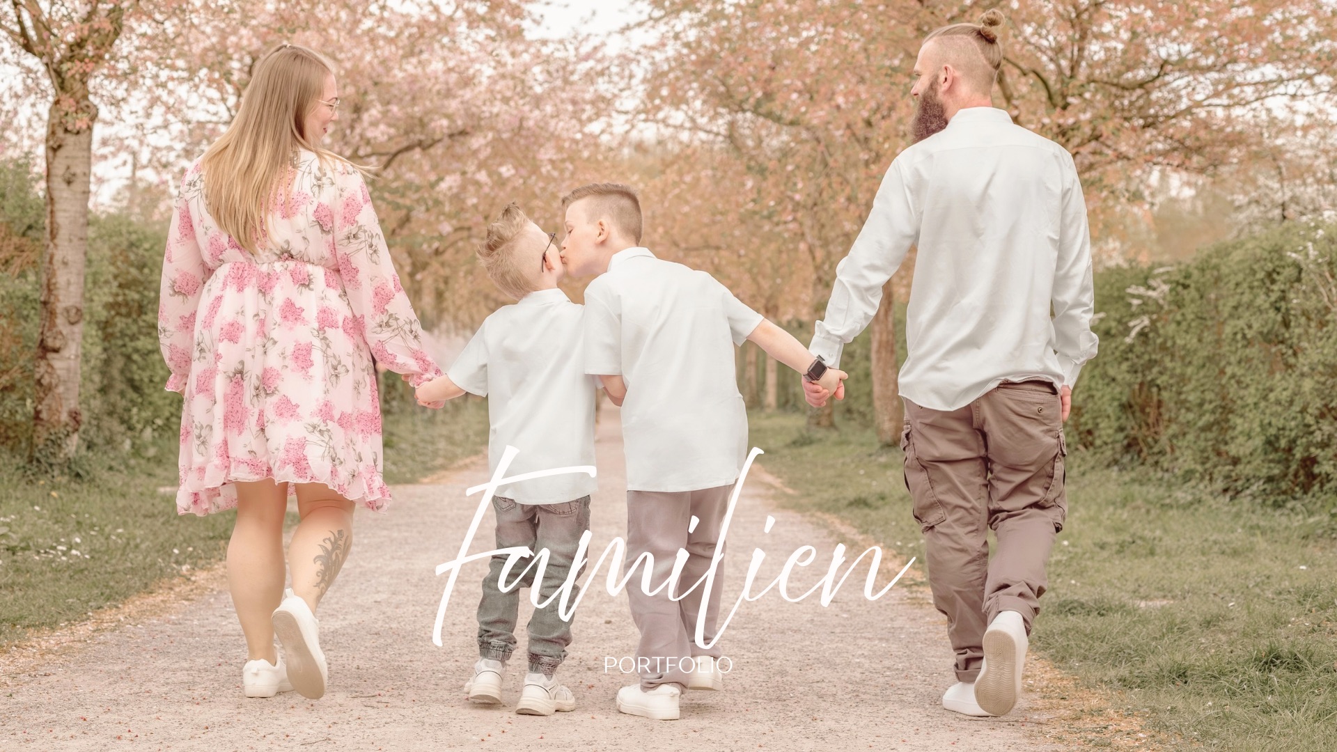 „Familienfotografie Karlsruhe – natürliche und emotionale Familienbilder von Anna Gerwig im Studio, Zuhause oder in der Natur“