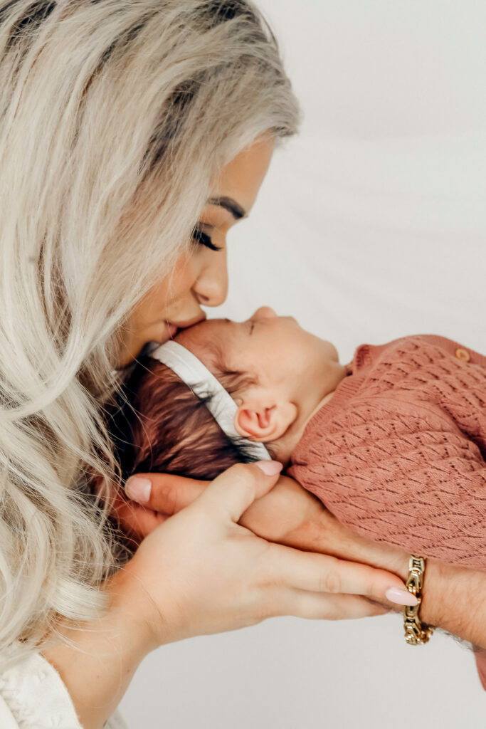 „Neugeborenenfotografie in Karlsruhe – liebevolle Babybilder im Studio oder als Homestory zu Hause“