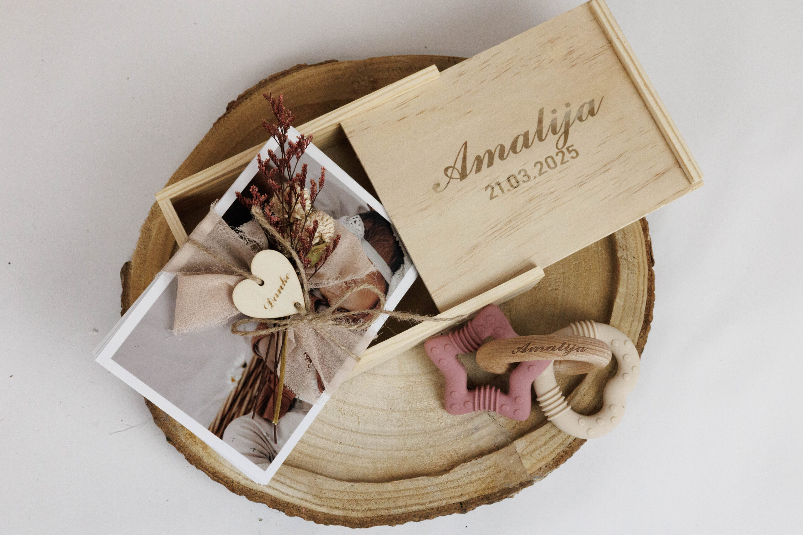 Fotografin zeigt Kunden verschiedene Fotopakete im Studio in Karlsruhe