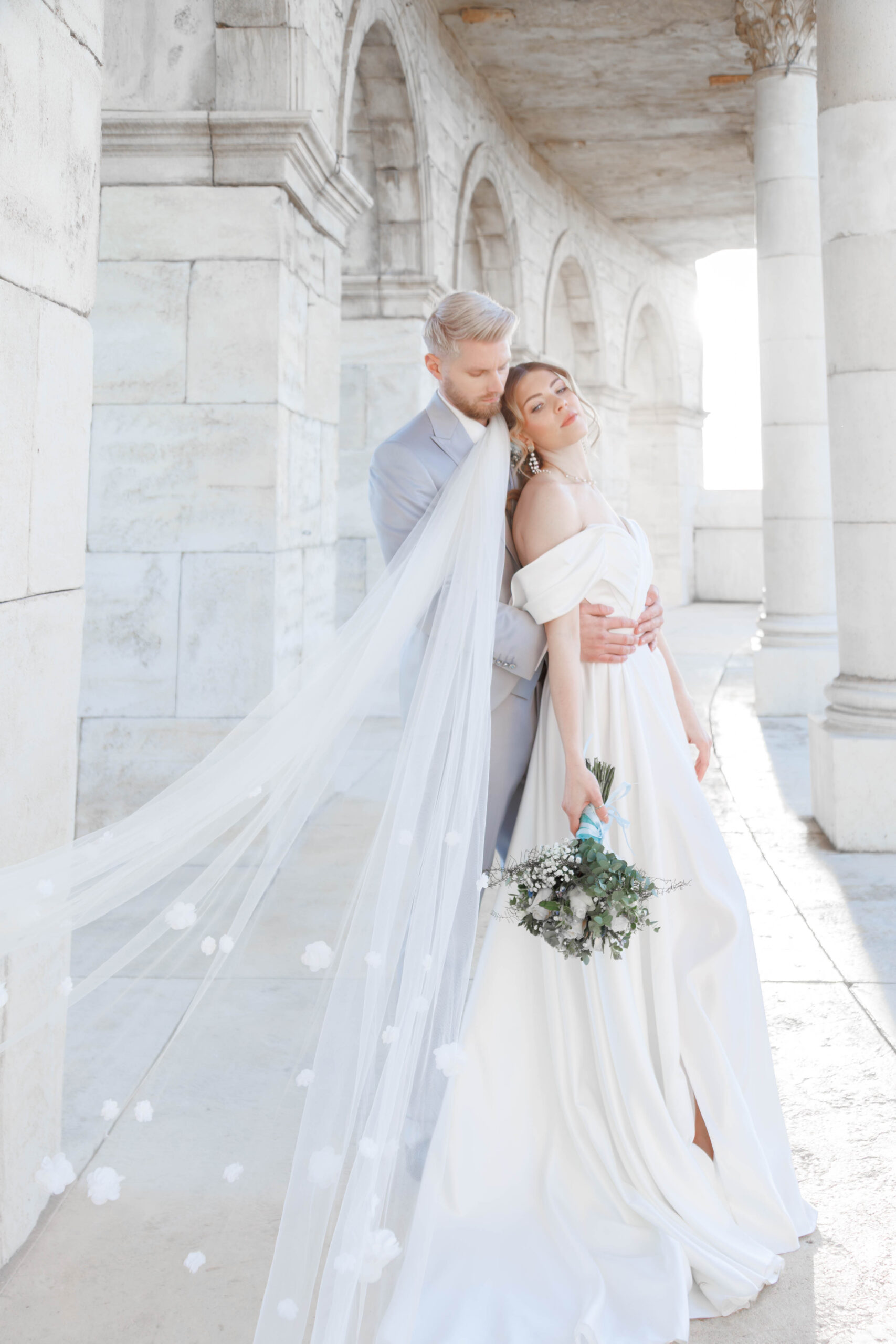 Brautpaar, das eine Hochzeitsfotografin in Karlsruhe für eine natürliche und emotionale Hochzeitsreportage anfragt; moderne Hochzeitsfotografie mit Fokus auf echten Momenten